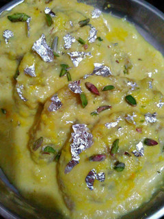 गुझिया रबड़ी (gujhiya rabdi recipe in hindi) रेसिपी मुख्य फोटो