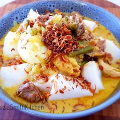 A picture of Lontong sayur.