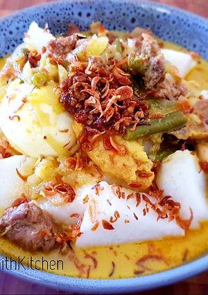 A picture of Lontong sayur.