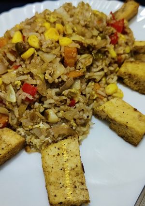 A picture of Thai style fried rice with vegetables and tofu.