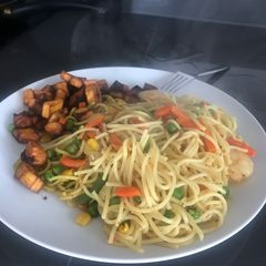 A picture of Fried spaghetti with shrimps and dodo.