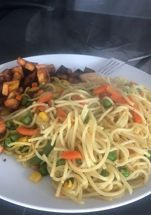 A picture of Fried spaghetti with shrimps and dodo.