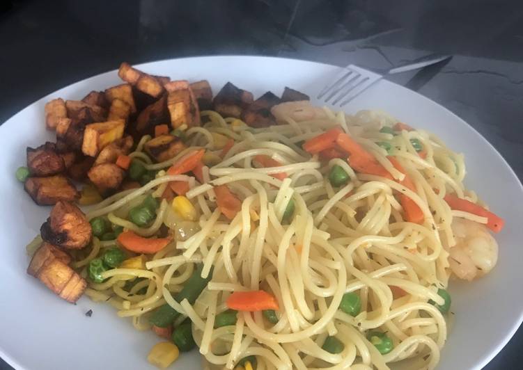 Fried spaghetti with shrimps and dodo