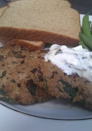 Una foto de Hamburguesas griegas de pavo con espinacas y feta