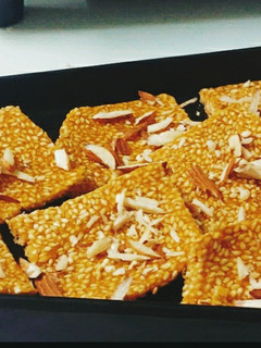 तिल की चिक्की(til ki chikki recepie in hindi) रेसिपी मुख्य फोटो
