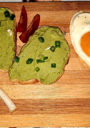 O poză a rețetei Cremă de avocado cu usturoi și ceapă verde 🥑🧄🧅.