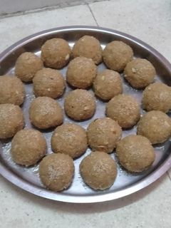 ચુરમાના લાડુ (churma na ladu recipe in gujarati) રેસીપી મુખ્ય ફોટો