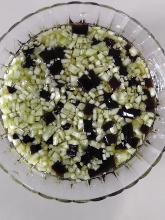 Langkah Mudah untuk Membuat Resep  Rujak timun + cincau hitam yang Sempurna, Bikin Ketagihan