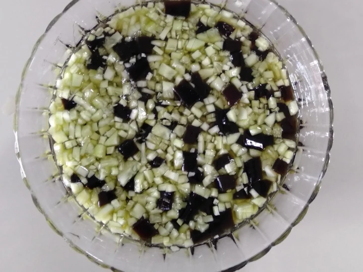 Langkah Mudah untuk Membuat Resep  Rujak timun + cincau hitam yang Sempurna, Bikin Ketagihan