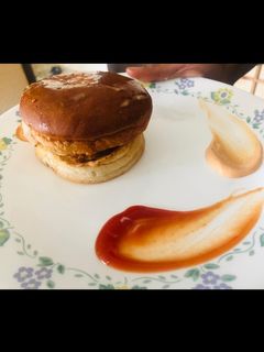 चिकन बर्गर (Chicken burger recipe in Hindi) रेसिपी मुख्य फोटो