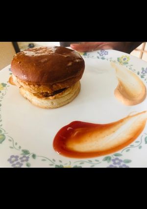 चिकन बर्गर (Chicken burger recipe in Hindi) रेसिपी मुख्य फोटो