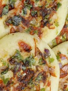 સુજી ઉત્તપમ (Sooji Uttapam Recipe In Gujarati) રેસીપી મુખ્ય ફોટો