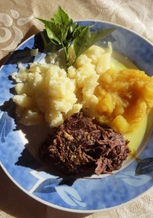Fokhagymás marhasült, fűszeres almával recept fotója