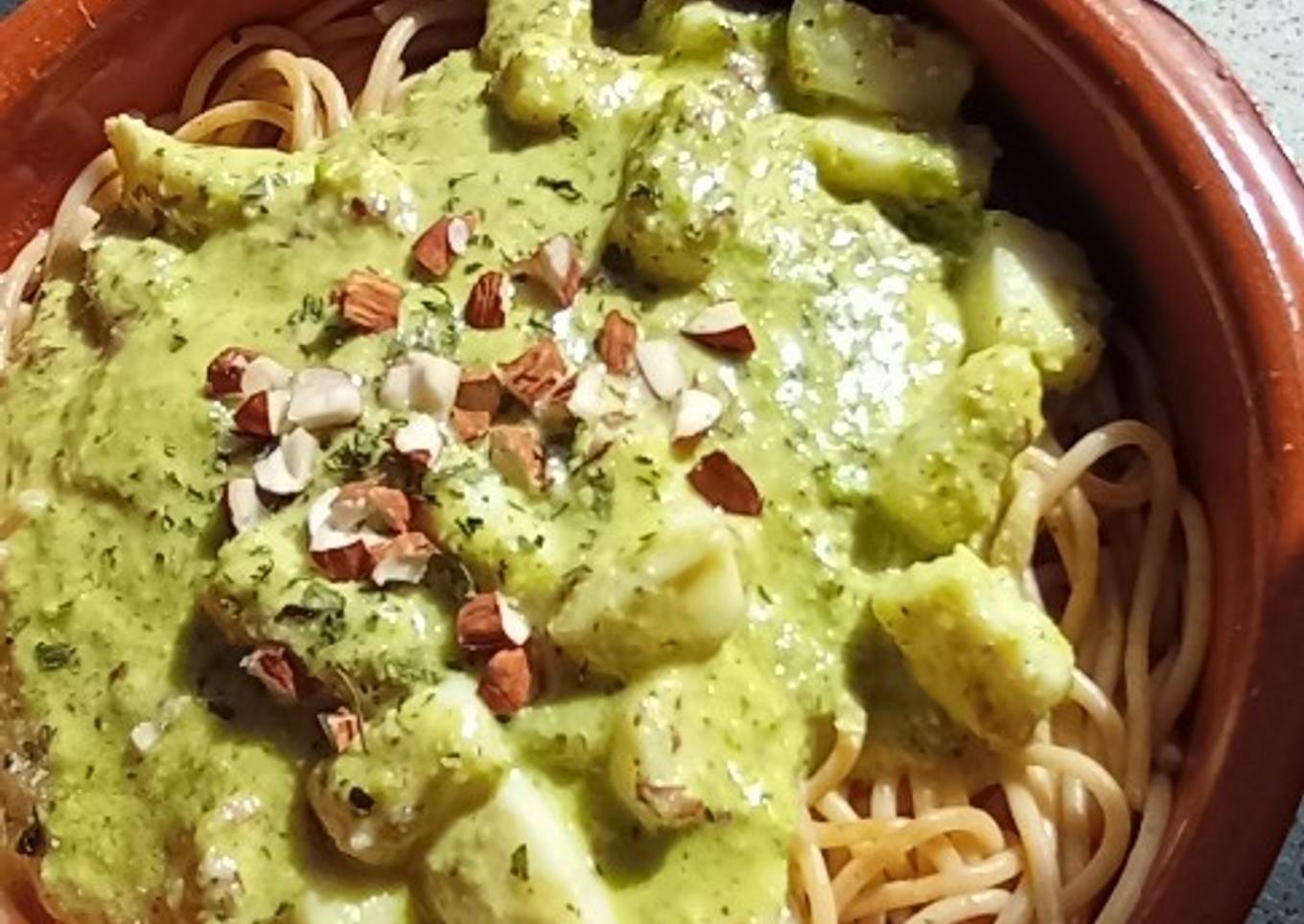 Espaguetis con pesto de guisantes y almendra
