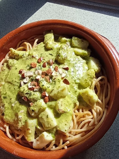 Una foto de Espaguetis con pesto de guisantes y almendra