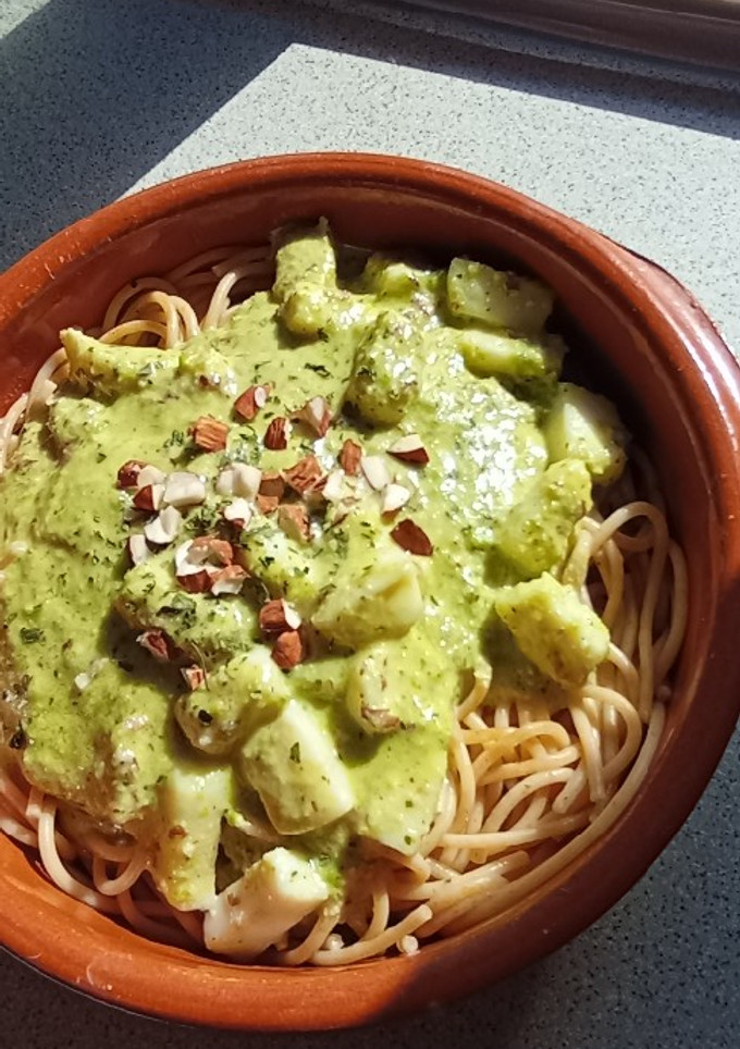 Una foto de Espaguetis con pesto de guisantes y almendra