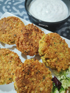 Una foto de Falafel con salsa de yogur