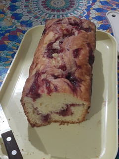 Una foto de Budín con frutillas
