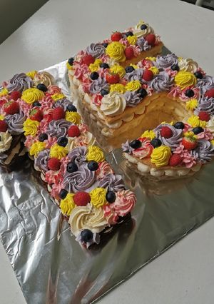 O poză a rețetei Tort cifră cu cremă de mascarpone și ananas (gluten free).