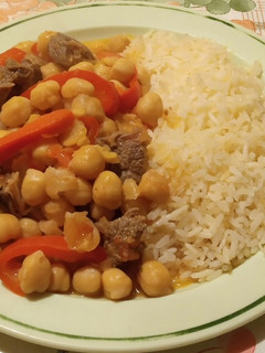Una foto de Garbanzos con carne y pimentón