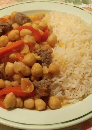 Una foto de Garbanzos con carne y pimentón