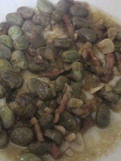 Una foto de Habas con tocino