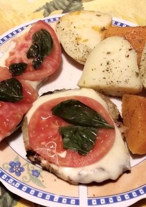 Una foto de Crocantes de Zucchini o Zapallito a la Caprese 🍅🌿