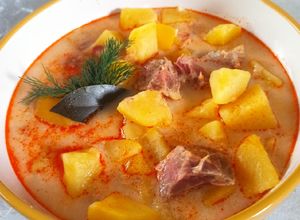 Tejfölös ecetes krumplileves, sós lében érlelt, füstölt sódarral recept fotója