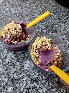 Una foto de Helado saludable de frutos rojos con topping crocante 90cal por porción 🍓🍒🍌🍧🍨