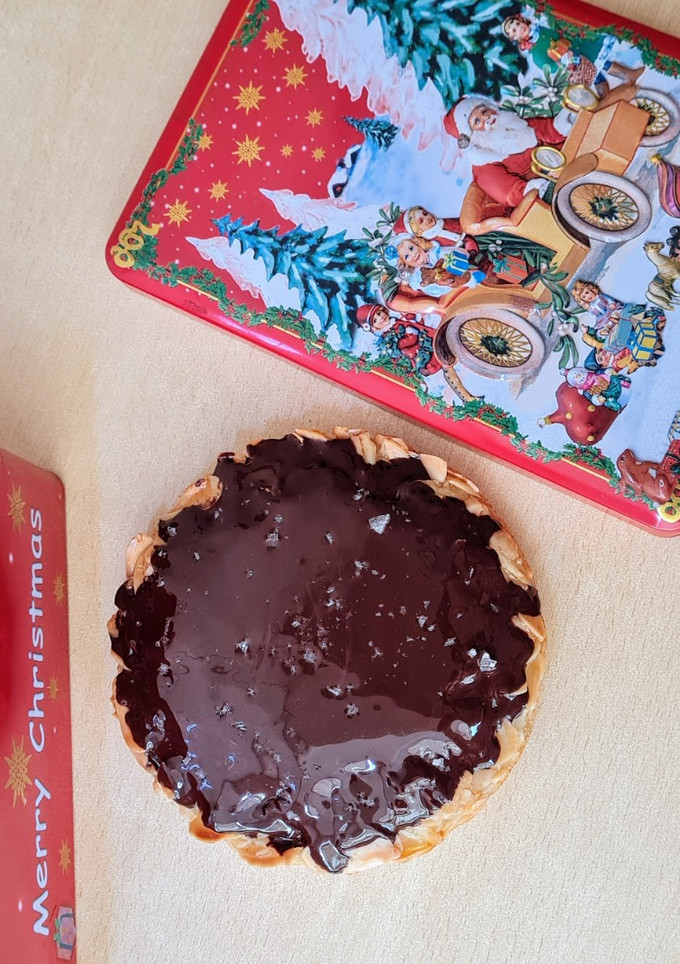 Una foto de Torta turrón saludable de almendras y chocolate con sal marina en escamas 🍫 low carb 🤶🏻 4 ingrediente