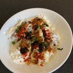 A picture of Dahi vadas.