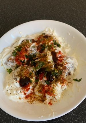 A picture of Dahi vadas.