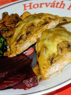 Gombás-sajtos búbos karaj recept fotója