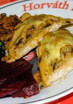 Gombás-sajtos búbos karaj recept fotója