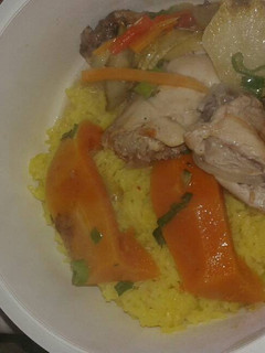 Una foto de Pollo con verduras y arroz con azafrán