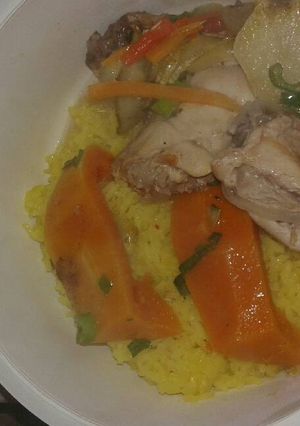 Una foto de Pollo con verduras y arroz con azafrán