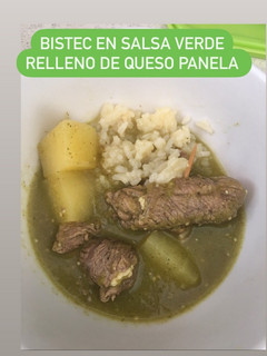 Una foto de Rollitos de Bistec en salsa verde con queso panela