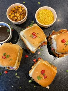દાબેલી (Dabeli Recipe In Gujarati) રેસીપી મુખ્ય ફોટો