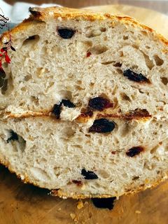 Une photo de Pain aux graines et cramberries au levain