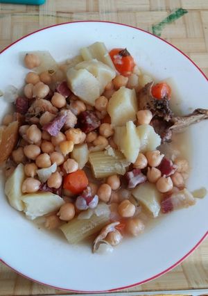 Una foto de Cocido con Conejo y Garbanzos