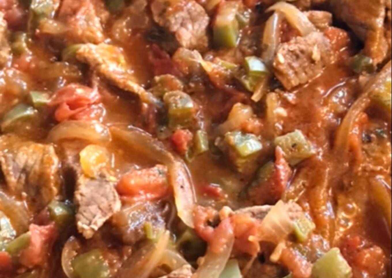 Tiritas de carne con jitomate, nopales y chipotle