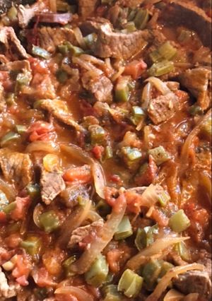 Una foto de Tiritas de carne con jitomate, nopales y chipotle