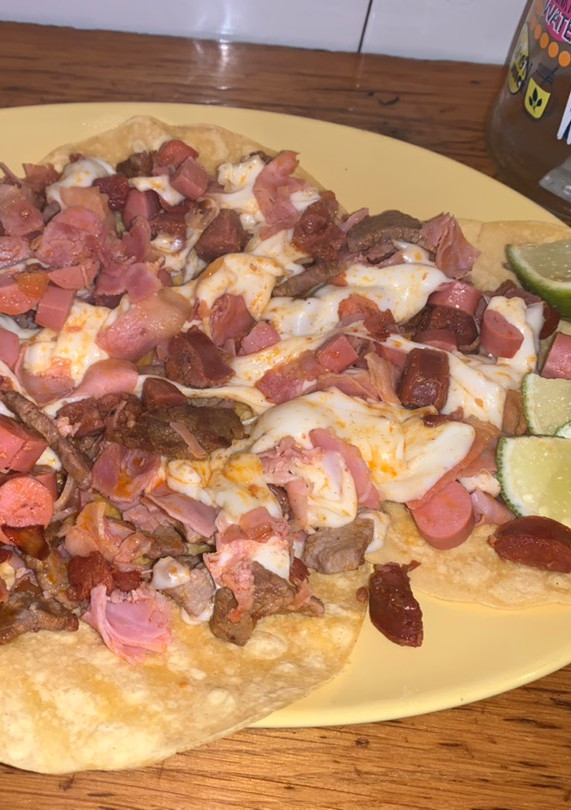 Una foto de Alambre de bistec y chorizo
