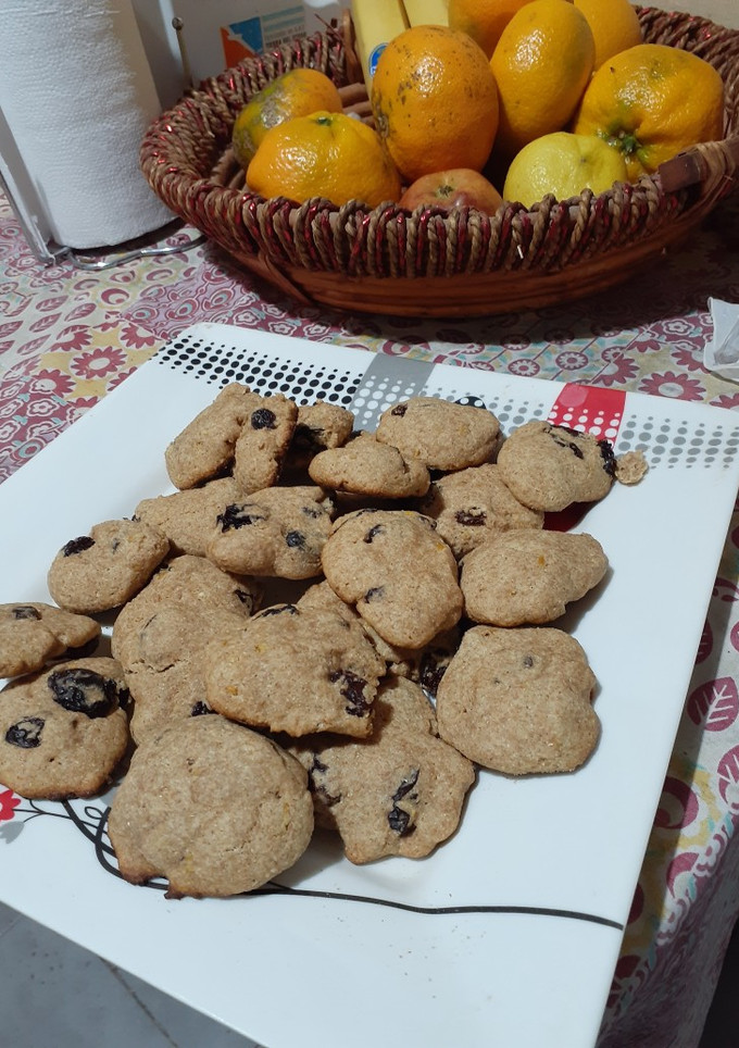 Una foto de Galletitas de harina integral con limón🍋y pasas de uva