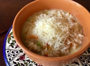 Una foto de Risotto al champagne con flores de zapallo