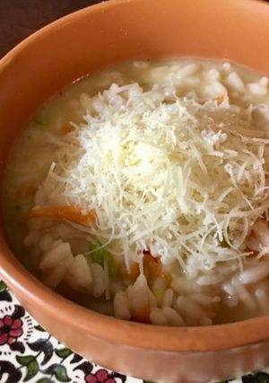 Una foto de Risotto al champagne con flores de zapallo