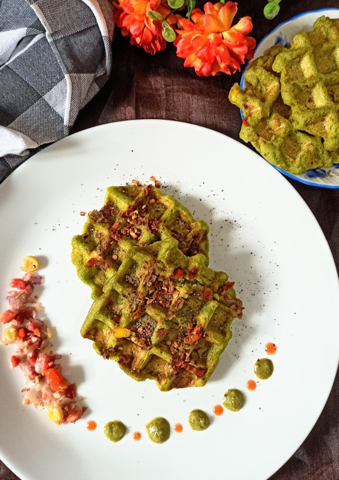 हैल्दी ग्रीन वॉफल (healthy green waffle recipe in Hindi) रेसिपी मुख्य फोटो