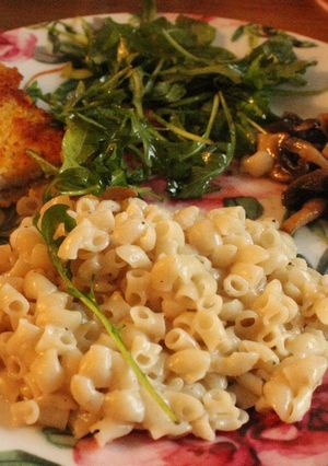 Una foto de Schintzel, ensaladín y macarones en crema de sí mismos