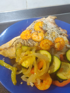 Una foto de Dorada con gulas y langostinos