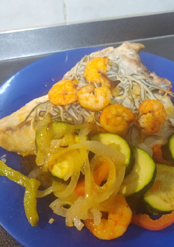 Una foto de Dorada con gulas y langostinos